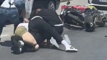 Trafikte araçtan iki kişiyle motokurye kavgası kamerada