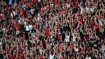 Tribünde yaşananlar kritik maçın önüne geçti: Herkes pür dikkat oraya baktı