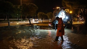 Turizm beldesi sağanağa teslim oldu! Ev ve iş yerlerini su bastı
