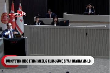 T&uuml;rkiye&rsquo;nin hibe ettiği Meclis k&uuml;rs&uuml;s&uuml;ne siyah bayrak asıldı, birleşim kapatıldı