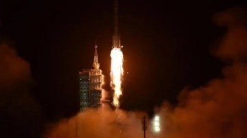 Uzay &ccedil;&ouml;p&uuml; &ccedil;arptı! İnsansız D&uuml;nya'ya d&ouml;nd&uuml;