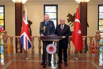 Yaşar G&uuml;ler, Birleşik Krallık Genelkurmay Başkanı Orgeneral Knighton ile g&ouml;r&uuml;şt&uuml;