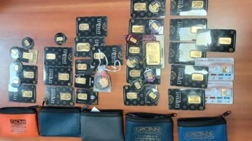 Yolda bulduğu &ccedil;antanın i&ccedil;inden 237 gram altın &ccedil;ıktı, sahibine teslim etti