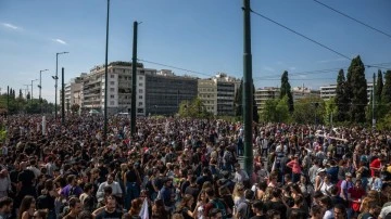  Yunanistan'da işçi ve memurlar çalışma saatleri için 24 saatlik greve gitti