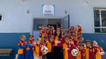 Yunus Akgün'den köy okulundaki öğrencilere forma jesti